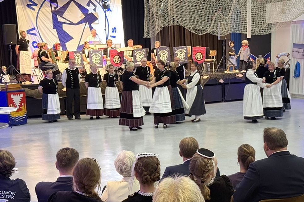 Tanz und Tracht bestimmten das Bild beim Jubiläumsabend in der Jacob-Lienau-Schule.