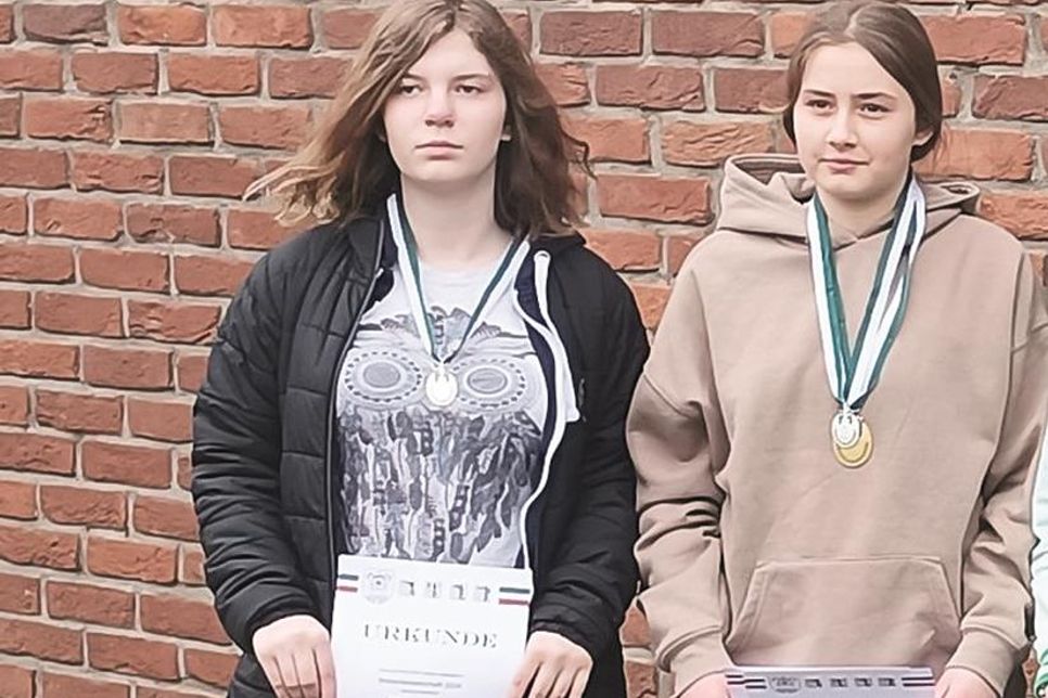 Die Lensahner Schützinne Leonie Lotte Meisburger und Annabelle Berg / es fehlt Jarla Schöning) bei der Siegerehrung Kreismeisterschaft 2024.