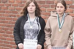 Die Lensahner Schützinne  Leonie Lotte Meisburger und Annabelle Berg / es fehlt Jarla Schöning) bei der Siegerehrung Kreismeisterschaft 2024.