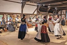 Tanzdarbietung der Probsteier Tanz- und Trachtengruppe auf dem Kunsthandwerkermarkt.