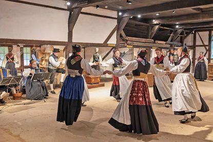 Tanzdarbietung der Probsteier Tanz- und Trachtengruppe auf dem Kunsthandwerkermarkt.