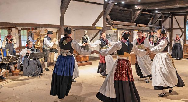 Tanzdarbietung der Probsteier Tanz- und Trachtengruppe auf dem Kunsthandwerkermarkt.