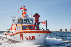 Vom Fährhafen Puttgarden aus fährt das Seenotrettungsboot ROMY FRANK in den Einsatz