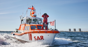 Vom Fährhafen Puttgarden aus fährt das Seenotrettungsboot ROMY FRANK in den Einsatz