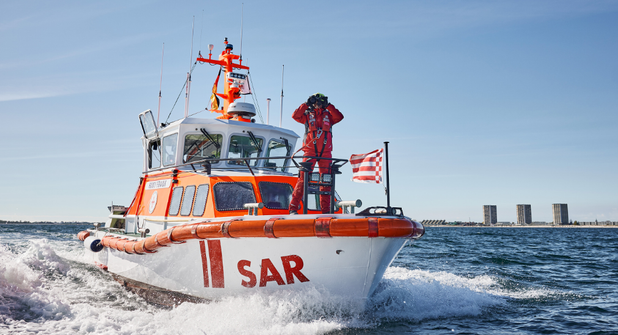Vom Fährhafen Puttgarden aus fährt das Seenotrettungsboot ROMY FRANK in den Einsatz