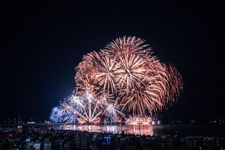 Am Samstag um 22.45 Uhr beginnt das traditionelle Höhenfeuerwerk von „Ostsee in Flammen“ vor der Grömitzer Küste. (Foto: Daynightphotography)