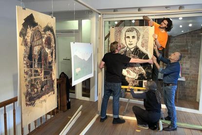 Katharina Jesdinsky, Piotr Nathan, Anders Prey und David Wassermann von der Muthesius Kunsthochschule beim Aufbau. (Foto: Stadt Neustadt in Holstein)