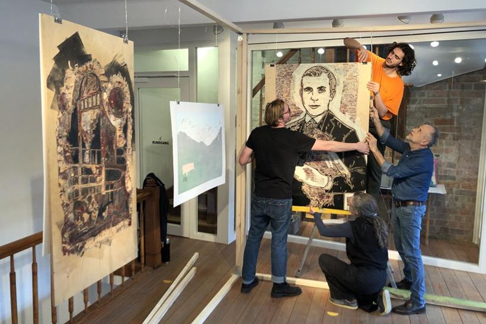 Katharina Jesdinsky, Piotr Nathan, Anders Prey und David Wassermann von der Muthesius Kunsthochschule beim Aufbau. (Foto: Stadt Neustadt in Holstein)