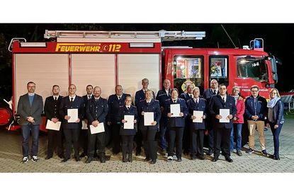 Bürgermeister Stefan Schwardt, geehrte Kammeraden und Kameradinnen der Freiwilligen Feuerwehr Kellenhusen, Gabriele Bossmann, Raymond Kiesbye und Wybke Schmidt.