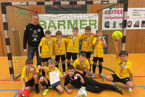 Die Mannschaft der Grundschule Neustädter Bucht mit ihrem Sportlehrer Sönke Holst.