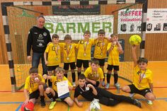 Die Mannschaft der Grundschule Neustädter Bucht mit ihrem Sportlehrer Sönke Holst.