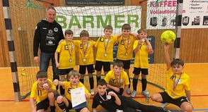 Die Mannschaft der Grundschule Neustädter Bucht mit ihrem Sportlehrer Sönke Holst.