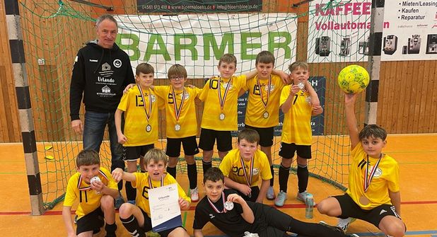 Die Mannschaft der Grundschule Neustädter Bucht mit ihrem Sportlehrer Sönke Holst.