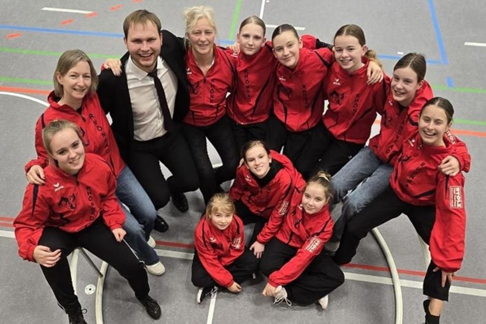Torva Franz, Katinka Walter, Ole Casprowitz (Kampfrichter), Andra Franz, Liva Walter, Emma Ewald, Marla Axt, Coco Gerstenberg, Lavina Perk; im Rad vorn: Lena Fröbisch, Antol Hintze und Frieda Baldin (v. lks.).