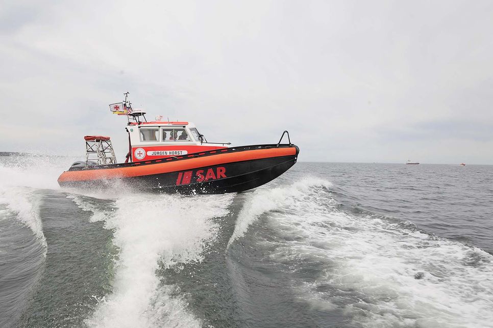 Das in Schilksee stationierte Seenotrettungsboot JÜRGEN HORST in voller Fahrt auf der Kieler Förde. Gefahren wird das Boot der 8,9-Meter-Klasse der DGzRS von einer Freiwilligen-Besatzung.