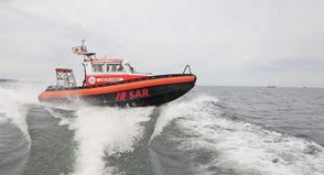 Das in Schilksee stationierte Seenotrettungsboot JÜRGEN HORST in voller Fahrt auf der Kieler Förde. Gefahren wird das Boot der 8,9-Meter-Klasse der DGzRS von einer Freiwilligen-Besatzung.