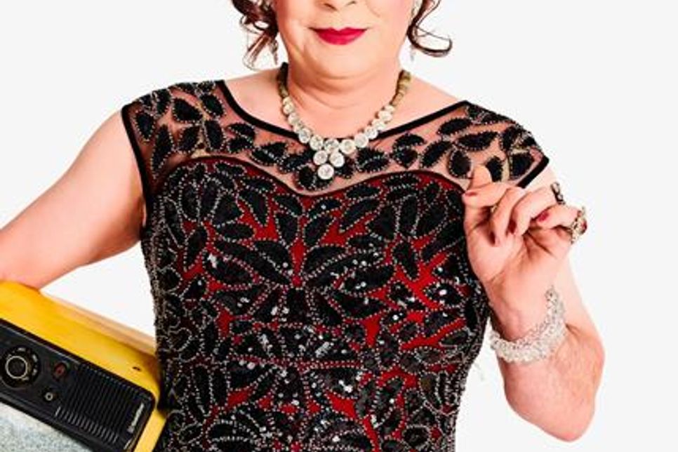 Chansonette und Grand Dame Hertha Ottilie van Amsterdam.