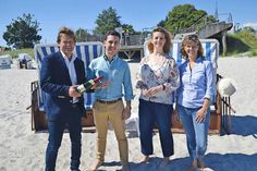 Hansjörg Conzelmann (links) und Doris Wilmer-Huperz (rechts) von der Tourismus-Agentur Lübecker Bucht freuen sich mit Tenor João Terleira und Mezzosopran Joslyn Rechter auf die zwei Abende am Strand. (Foto: René Kleinschmidt)