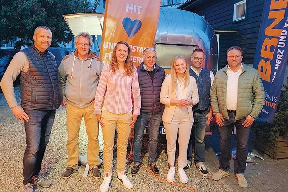 Die Kandidaten des BürgerBündnis Neue Perspektive (BBNP) freuen sich über das gute Abschneiden bei der Kommunalwahl in Timmendorfer Strand. Die Wählergemeinschaft hat erstmals fünf Direktmandate geholt.