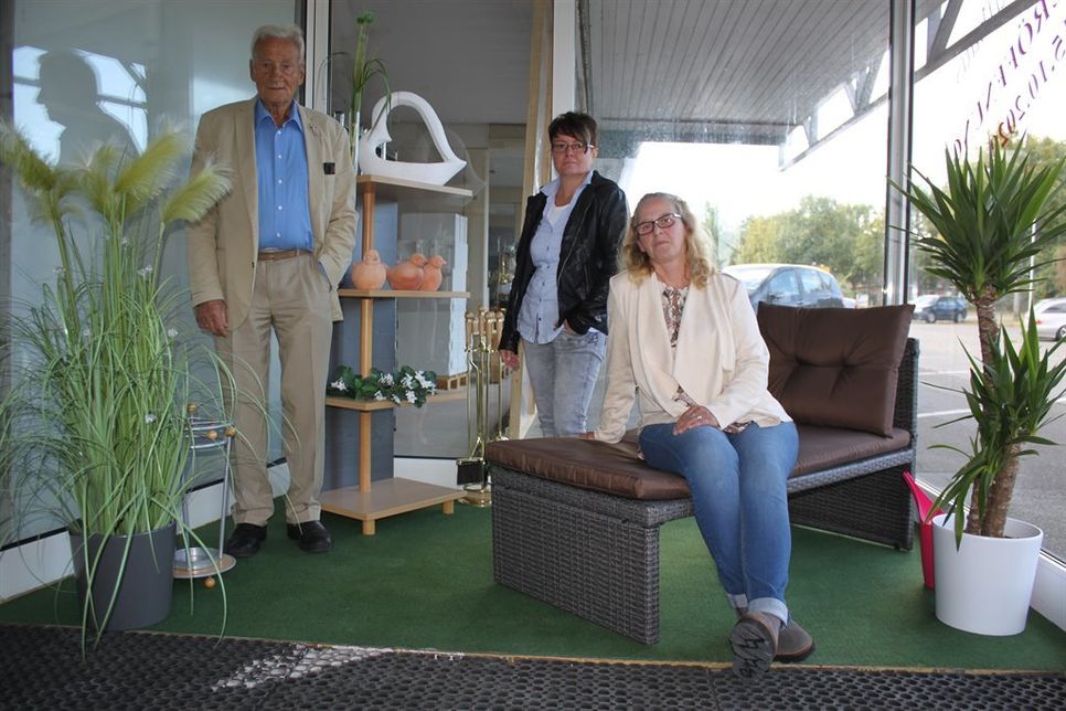 Die beiden Geschäftsführerinnen Peggy Handke (Mitte) und Verena Stolp mit Bürgervorsteher Rolf Schröder.