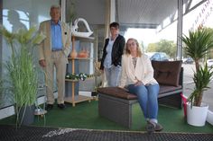 Die beiden Geschäftsführerinnen Peggy Handke (Mitte) und Verena Stolp mit Bürgervorsteher Rolf Schröder.