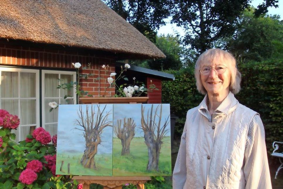 Klingberg. „Kopfweiden und Blumen in verschiedenen Maltechniken“ - unter diesem Motto steht die diesjährige und letztmalige Ausstellung der Malerin Elke Seidel u¨ber die bevorstehende Ausstellung in der Kleinen Waldschänke. „Es wird meine altersbedingt letzte Ausstellung sein“, so die Malerin aus Oldenburg/Holstein, die sich mit einem Dank fu¨r die vielen Gespräche verabschieden möchte. „Es waren geschenkte Jahre in Klingberg“, so Elke Seidel, die vom 10. bis 12. August von 11 bis 18 Uhr vor Ort in der Seestraße 56 sein wird. (red)