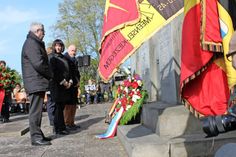 Kreispräsident Ulrich Rüder, Bürgermeisterin Dr. Tordis Batscheider und Bürgervorsteher Sönke Sela (v. lks.) bei der Kranzniederlegung.
