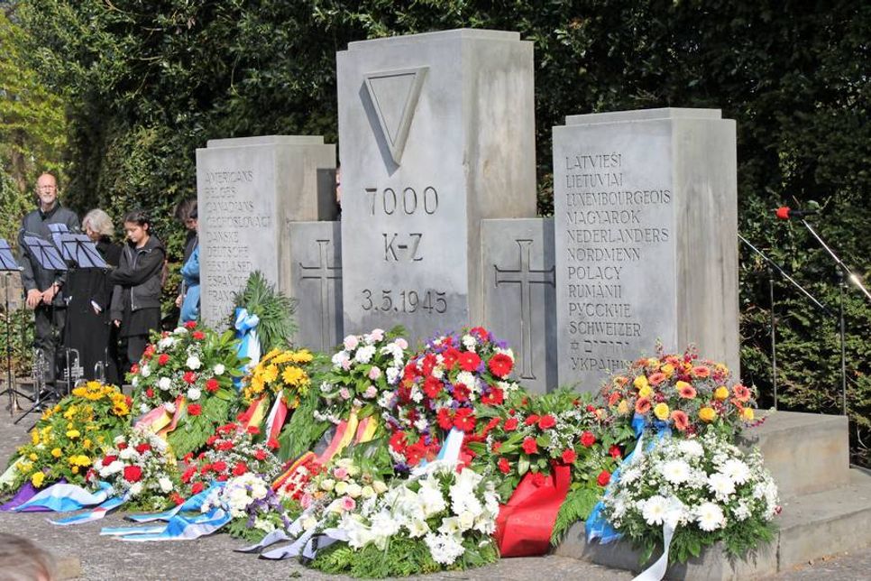 Zahlreiche Kränze wurden am Ehrenmal niedergelegt.
