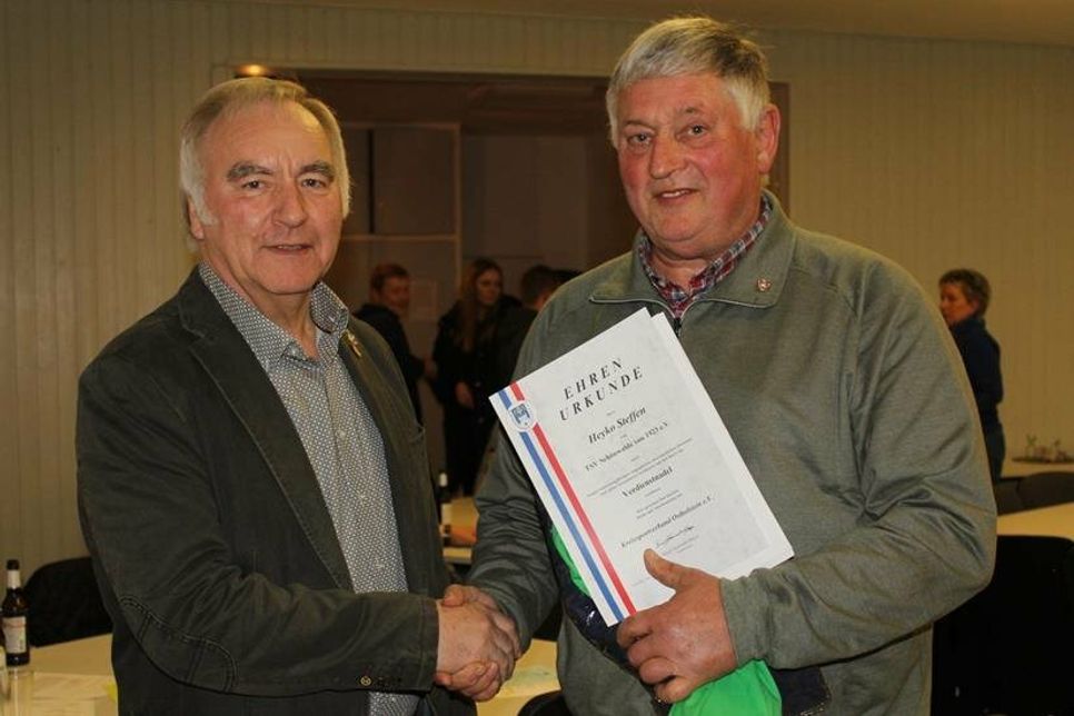 Jürgen Fischer vom KSV Ostholstein mit Heyko Steffen.