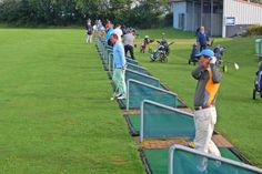 Golfen ausprobieren auf dem Übungsplatz der so genannten „Driving Range“