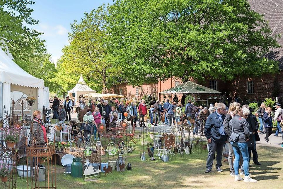 Die Besucher lassen sich an den Ständen und weißen Zelten der Aussteller entlang treiben, entdecken hier und dort Schätze, die sie im Depot abgeben, um unbeschwert weiter flanieren zu können.