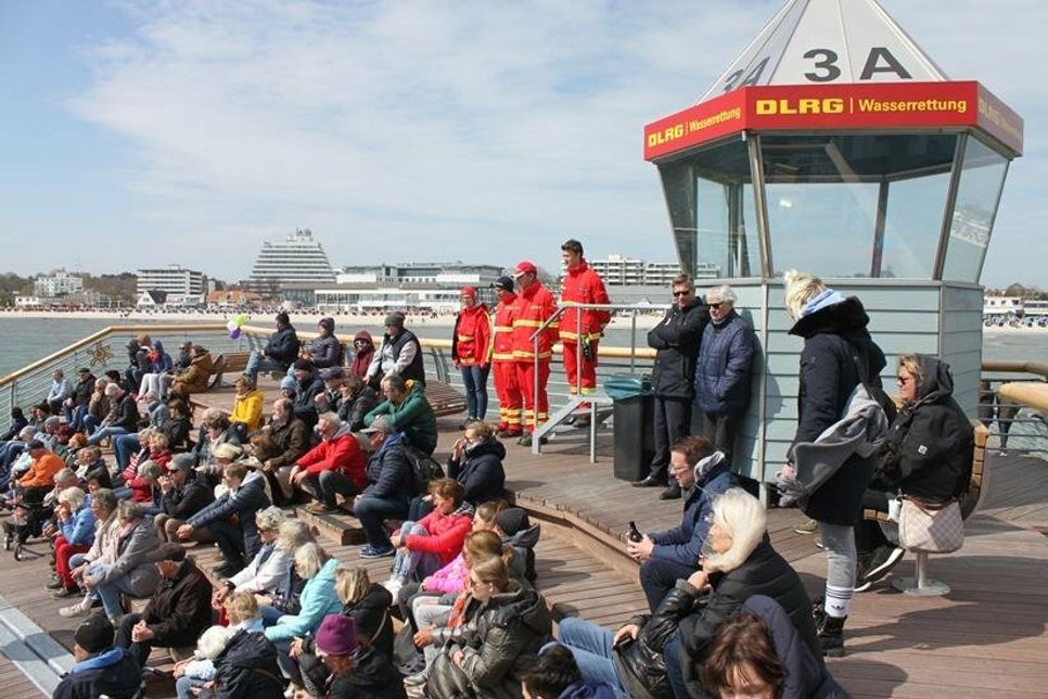 Auf der Plattform befindet sich der neue Standort der DLRG mit Bootsliegeplatz.