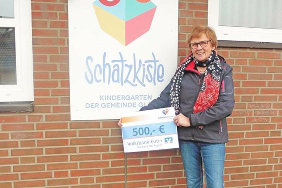 Elke Sieck von der Kita Glasau setzt die Spende für die Anschaffung einer Seilbahn ein.