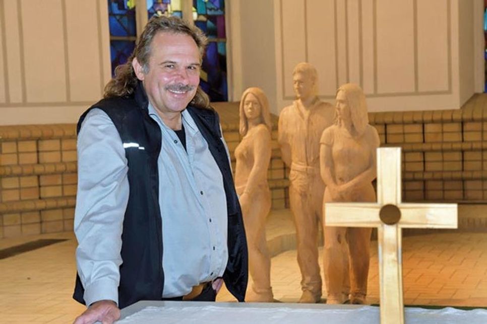 Bildhauer Stephan Guber hat seine Holzfiguren in der Nikolaikirche effektvoll in Szene gesetzt.