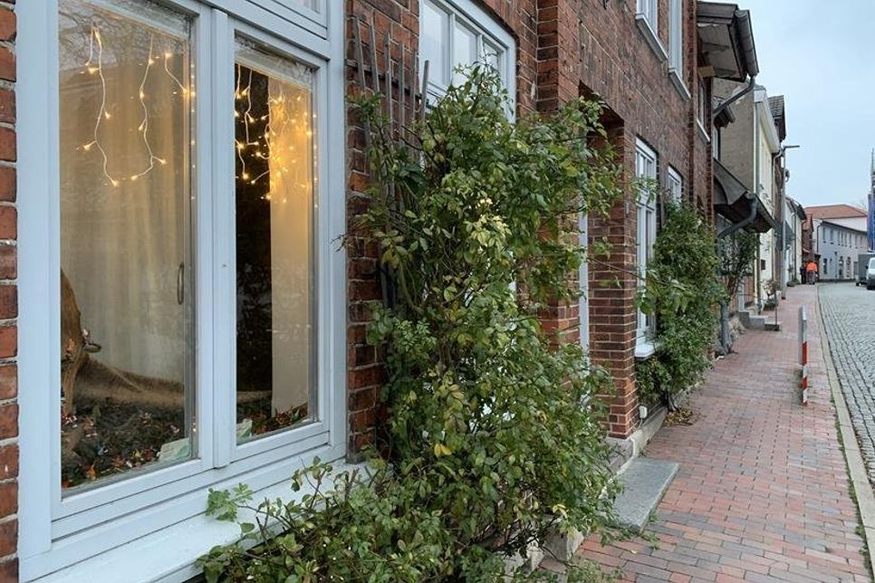 Zwei Fenster in der Burgstraße zeigen die Wichtel-Welt.