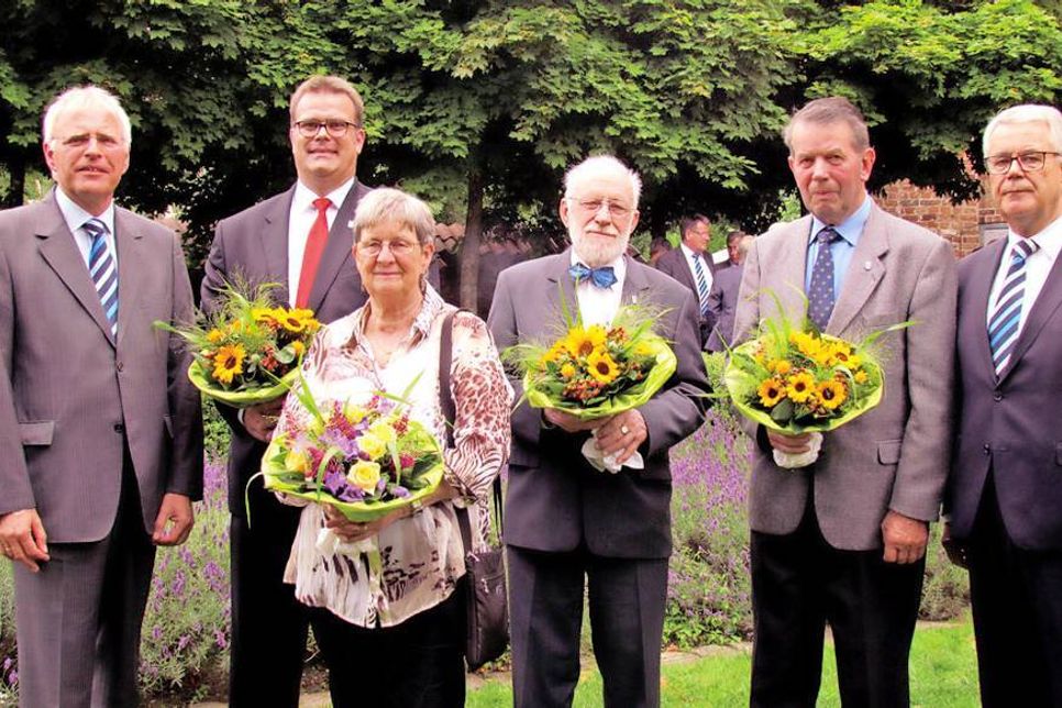 Ostholsteins Kreispräsident Ulrich Rüder (r.) und Landrat Reinhard Sager (l.) zeichneten Björn Lüth (2.v.l.) und die anderen drei engagierten Ehrenamtler Helga Richter aus Neustadt in Holstein, Hans-Joachim Seidel aus Oldenburg in Holstein und Hermann Lafrentz (2.v.r.) aus Ölendorf/Neukirchenden mit der Ehrennadel des Kreises Ostholstein aus.  Foto: Kreis Ostholstein