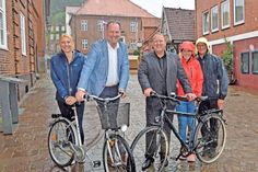 Nach dem Motto „Es gibt kein schlechtes Wetter - nur schlechte Kleidung“ werben die Vertreter der teilnehmenden Gemeinden Preetz und Plön, die Bürgermeister Björn Demmin und Lars Winter, der Radverkehrsbeauftragte der Stadt Plön Wolfgang Homeyer und Kollegin Johanna Bihl sowie die Preetzer Klimaschutzbeauftragte Marret Bähr abermals um Teilnehmer bei der Aktion Stadtradeln 2018.