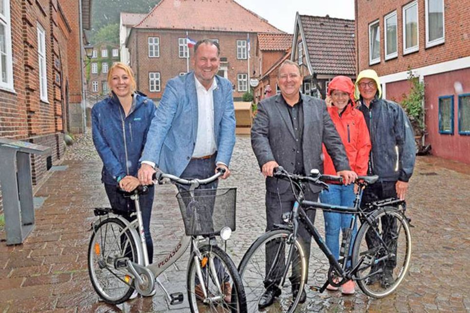 Nach dem Motto „Es gibt kein schlechtes Wetter - nur schlechte Kleidung“ werben die Vertreter der teilnehmenden Gemeinden Preetz und Plön, die Bürgermeister Björn Demmin und Lars Winter, der Radverkehrsbeauftragte der Stadt Plön Wolfgang Homeyer und Kollegin Johanna Bihl sowie die Preetzer Klimaschutzbeauftragte Marret Bähr abermals um Teilnehmer bei der Aktion Stadtradeln 2018.