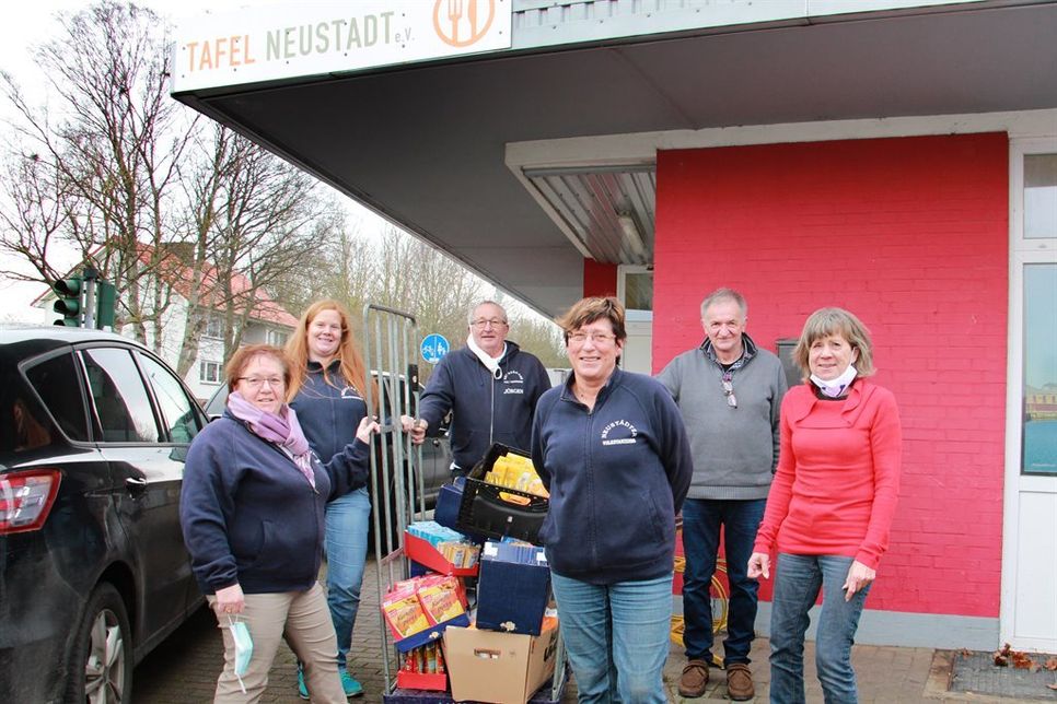 Hatten ihren Wagen vollgeladen: Dorothee Kaschner, Mareike Goritzki, Jürgen Nitze und Margit Giszas vom Volkstanzkreis. Sie überreichten ihre Lebensmittelspende am letzten Montag an Olf Leder und Verena Treppe. (v. lks.)