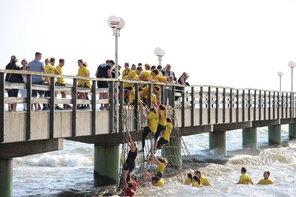 Spannende Hindernisse, wie das Erklimmen der Seebrücke, fordern von den Sportlern alles.
