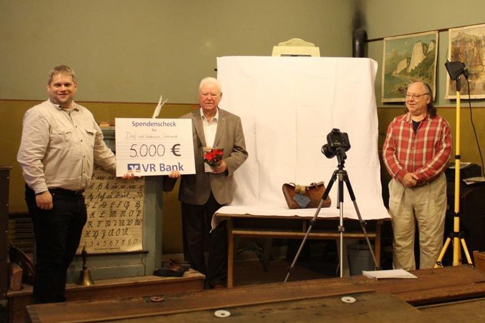 Die Freude über die Spende von 5.000 Euro, die Hans Gerhard Ramler (Mitte) dem Förderverein des Dorf- und Schulmuseums Schönwalde quasi als Weihnachtsgeschenk überbrachte, war beim 1. Vorsitzenden Marc Dobkowitz (lks.) und Honorarkraft Gerrit Gätjens groß.