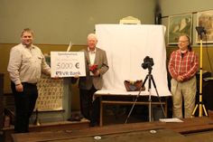 Die Freude über die Spende von 5.000 Euro, die Hans Gerhard Ramler (Mitte) dem Förderverein des Dorf- und Schulmuseums Schönwalde quasi als Weihnachtsgeschenk überbrachte, war beim 1. Vorsitzenden Marc Dobkowitz (lks.) und Honorarkraft Gerrit Gätjens groß.