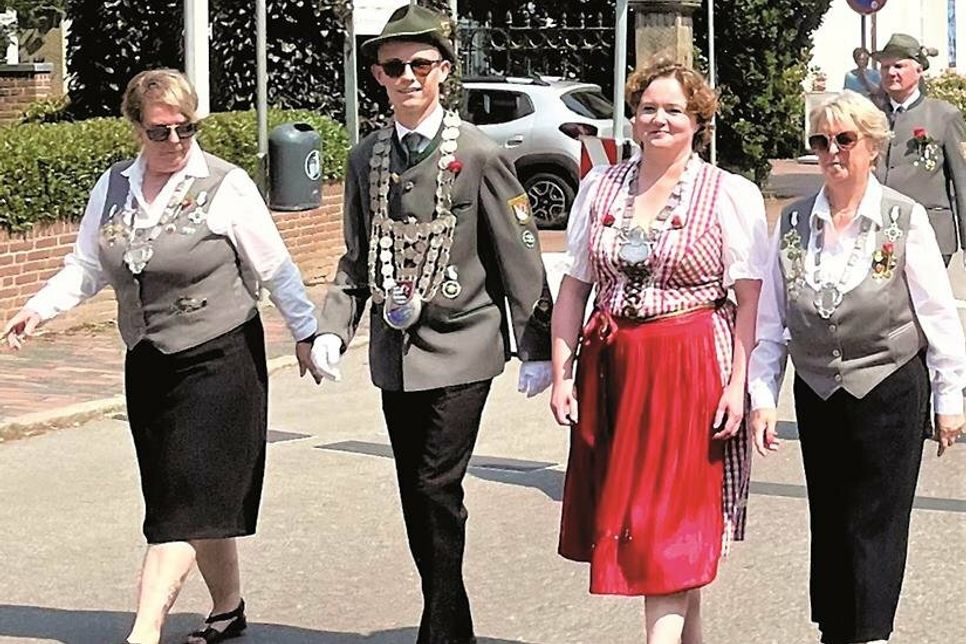 Der König mit seinem Hofstaat beim diesjährigen Eutiner Schützenumzug. Von links: Annette Scheef (1. Ritter), Jutta Zühlke (Schützenliesel), Wallda Wagner (2. Ritter)