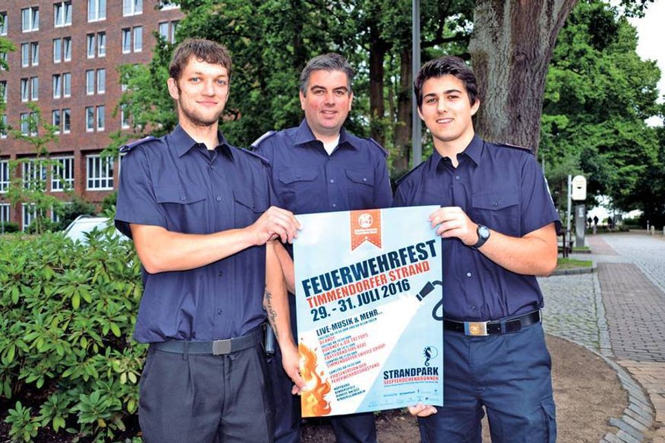Wehrführer Björn Jessen und Adrian Gut (re.) sowie Phillip Pallaks (li.) von der Freiwilligen Feuerwehr Timmendorfer Strand freuen sich auf drei Tage Grill- und Sommerfest rund um den Seepferdchenbrunnen. (Foto: René Kleinschmidt)