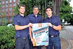Wehrführer Björn Jessen und Adrian Gut (re.) sowie Phillip Pallaks (li.) von der Freiwilligen Feuerwehr Timmendorfer Strand freuen sich auf drei Tage Grill- und Sommerfest rund um den Seepferdchenbrunnen. (Foto: René Kleinschmidt)