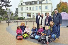 Übergabe der Rutscheautos. (Foto: Setje-Eilers)