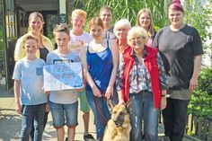 Die Pönitzer Schüler Jonas, Max und Tom mit ihrer Lehrerin Janina Matern (l.) sowie Pia (2. von r.) überbringen 222 Euro Flaschenpfand-Geld, um der kranken Schäferhündin Lynn zu helfen. Dafür bedanken sich die Mitarbeiter des Tierheims Eutin ganz herzlich. (Foto: Hasse)