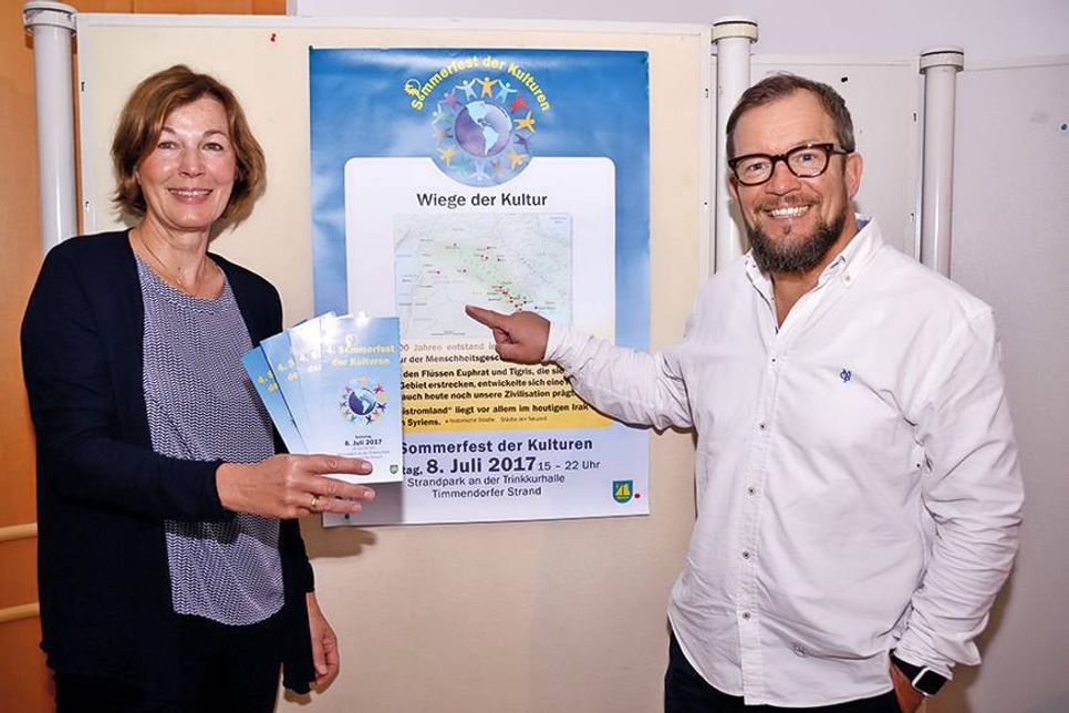 Dorothea Janssen-Terveen und Jörn Eckert von der Initiative „Sommerfest der Kulturen“ freuen sich auf das bunte Programm und viele Besucher am 8. Juli. (Foto: René Kleinschmidt)
