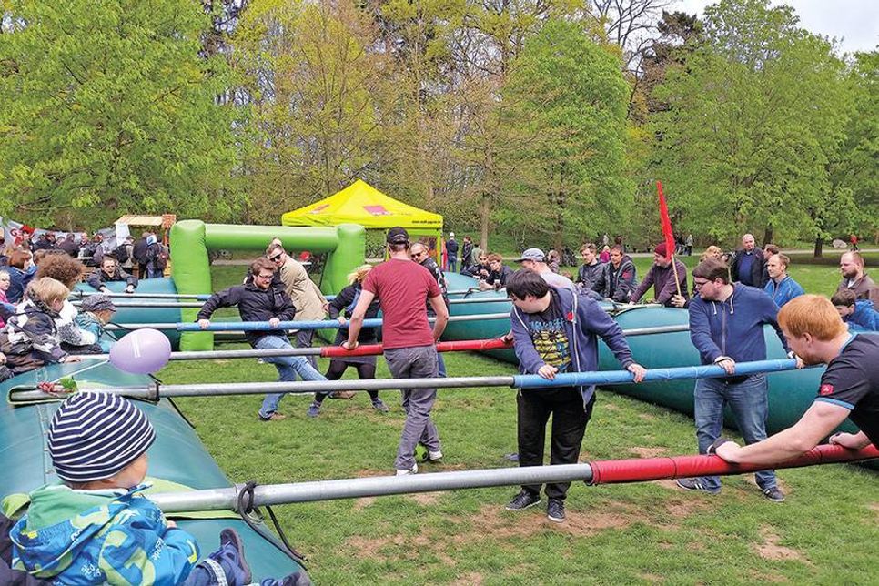 Der sportliche Glanzpunkt ist das „Human Table Soccer“, ein Tischfußballfeld, auf dem die Menschen die Rollen der Tischfußballfiguren einnehmen. (Foto: Fungee GmbH)