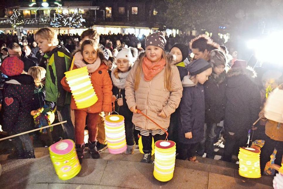 Am 4. November 2017 hat der Startschuss zur Aktion „Timmendorf strahlt“ auf dem Timmendorfer Platz stattgefunden. Hunderte Menschen waren dabei: Zahlreiche Kinder haben zuvor am Laternenumzug teilgenommen. (Foto: René Kleinschmidt)